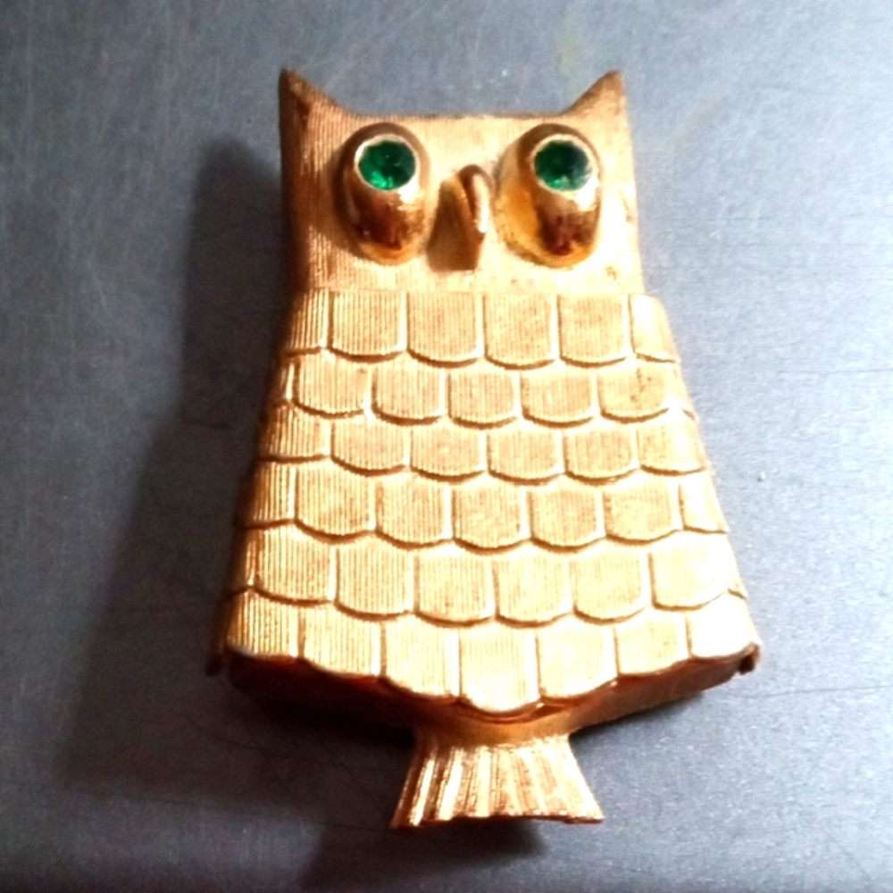 AVON Vintage Gold-Tone Owl Brooch Sachet with Green Eyes